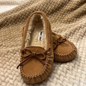 Minnetonka, shoes for kids size 13 tan color